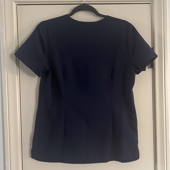 FIGS Casma Three-Pocket Scrub Top, size small - Picture 4 of 4